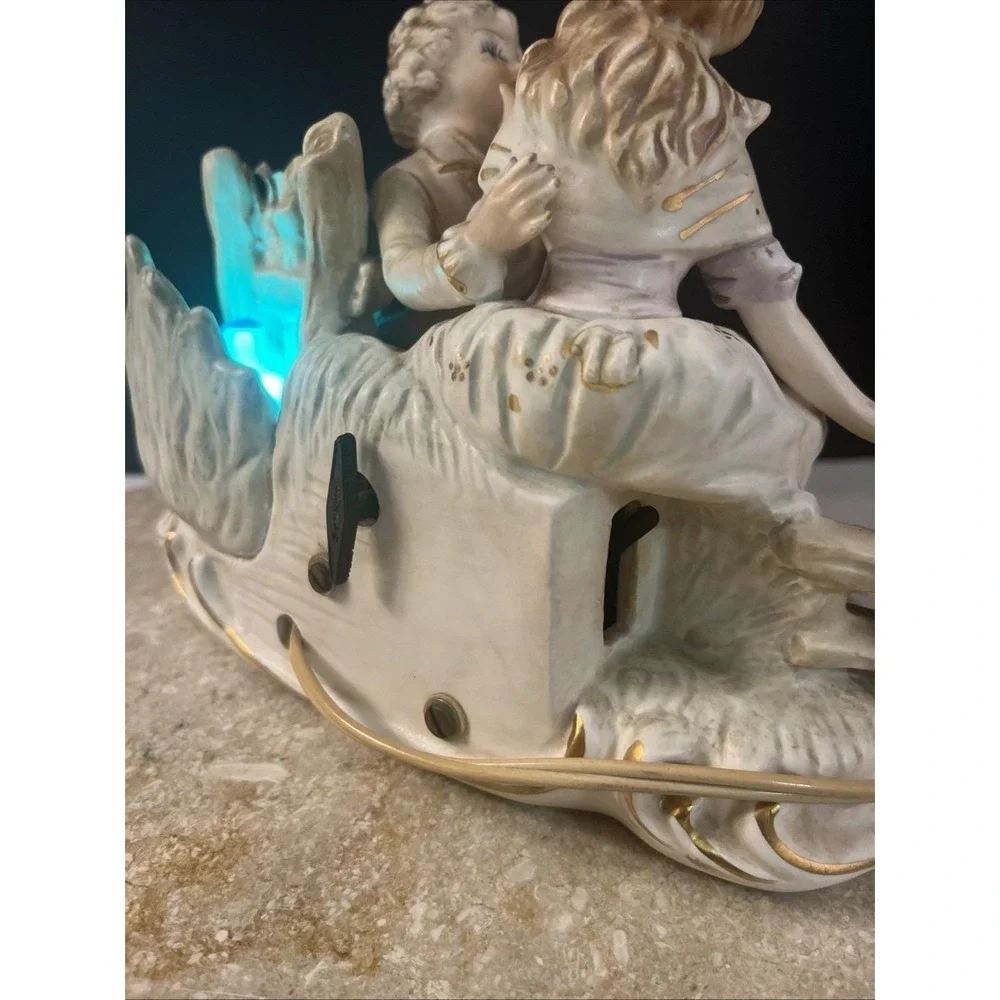 Ardalt/Sankyo Music Box Electrical Lamp Light Victorian Courting Couple Works